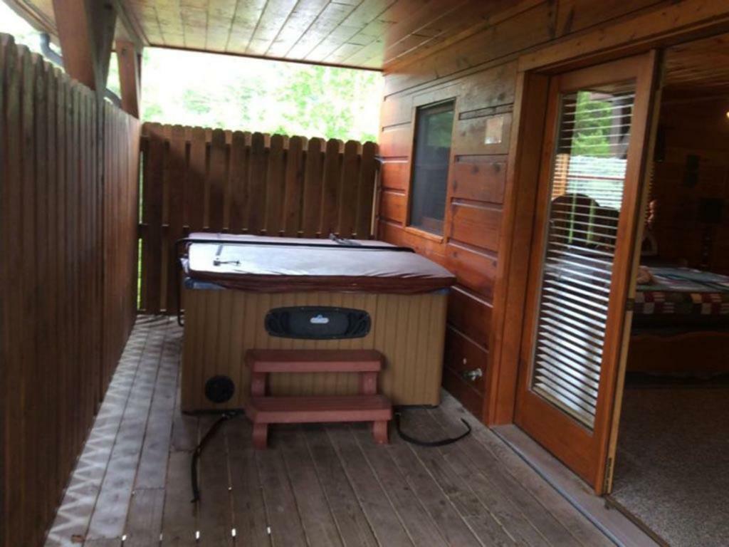 Spacious Party Hut Near Attractions McCookville 外观 照片
